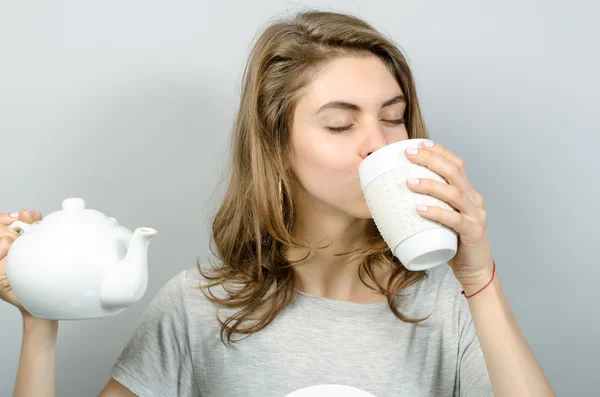 Hermosa mujer con té beber — Foto de Stock