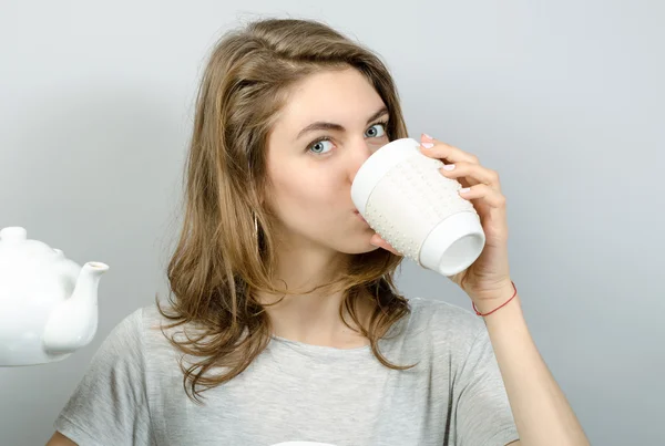 Hermosa mujer con té beber — Foto de Stock