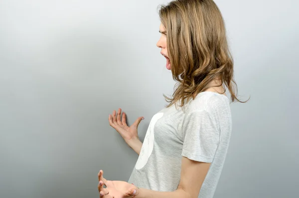 Mulher assustada olhando para algo gritando — Fotografia de Stock