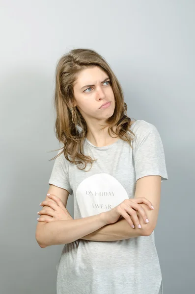 Skeptický mladá žena s špatný přístup, paže zkřížené izolované šedé pozadí — Stock fotografie