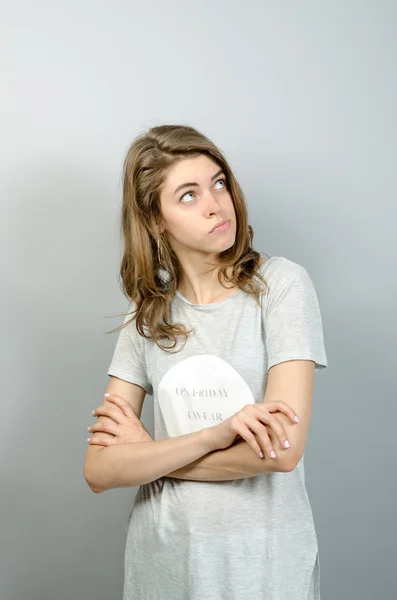 Mujer joven escéptica con mala actitud, brazos cruzados fondo gris aislado — Foto de Stock