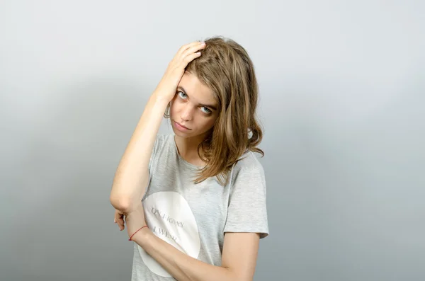 Mujer adolescente con dolor de cabeza sosteniendo su mano a la cabeza — Foto de Stock