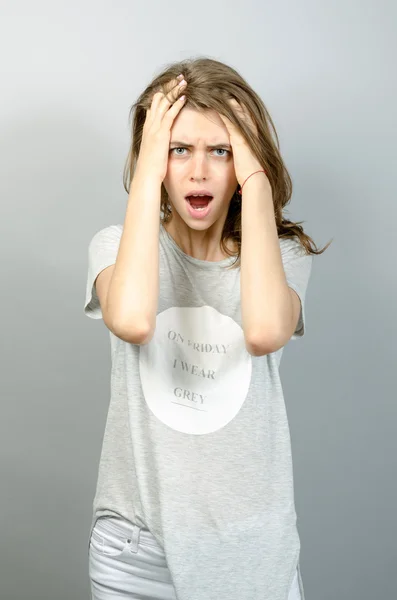 Baş ağız açık tutan çekici kadın şok