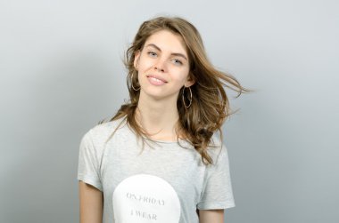 Saç çırpınan ile güzel mutlu kadın