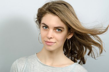 Saç çırpınan ile güzel mutlu kadın