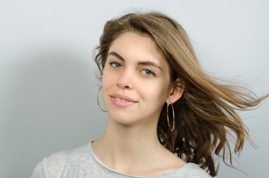 Saç çırpınan ile güzel mutlu kadın