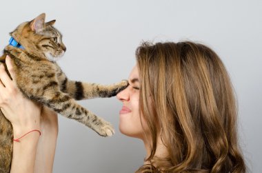 Kedisi olan güzel bir kadın.