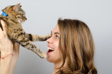 Kedisi olan güzel bir kadın.