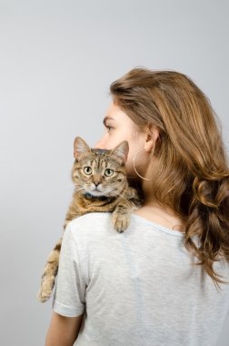 Kedisi olan güzel bir kadın.