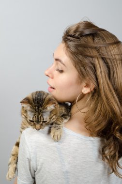 Kedisi olan güzel bir kadın.