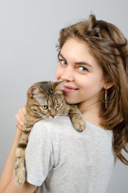 Kedisi olan güzel bir kadın.