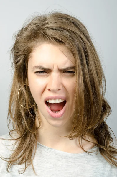 Kadın dehşet içinde yüz buruşturma portre çığlığı