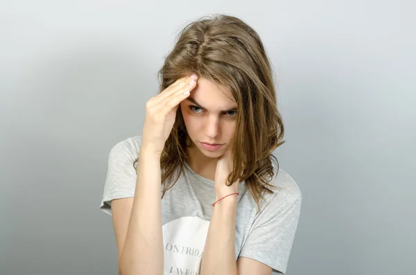 Mujer adolescente con dolor de cabeza sosteniendo su mano a la cabeza — Foto de Stock