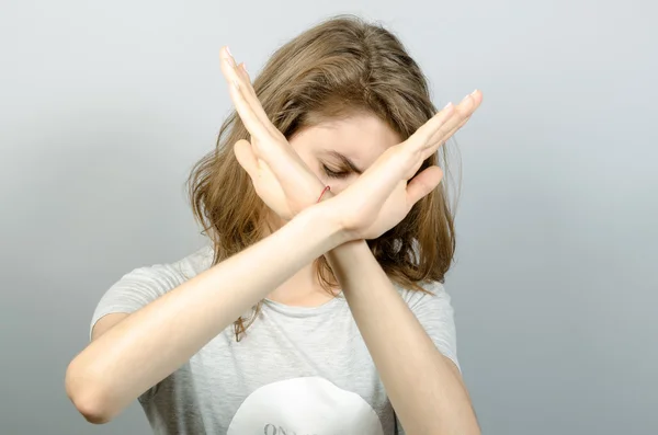 Dur silah gösterilen kadın geçti. Gri bir arka plan üzerinde.