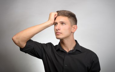 El yüz - gri izole yakınındaki ile genç düşünen adam portresi