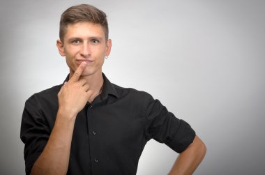 Adam parmak ağız yakın olduğunu düşünüyor.