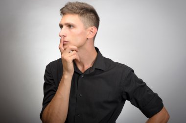 genç yakışıklı adam şüphe gri arka plan üzerinde izole