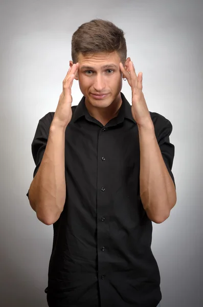 Hombre concentrado tratando de enfocar su mente — Foto de Stock