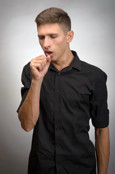 Güçlü genç adam öksürük 