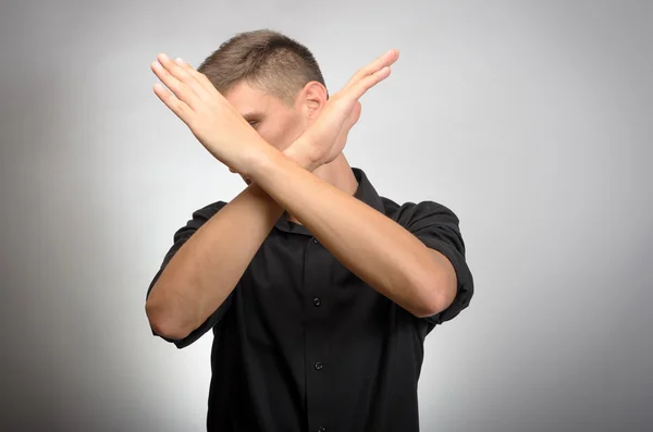 Молодий чоловік робить X форму для екстремальних своїми руками . — стокове фото
