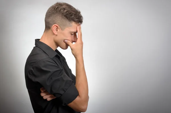 genç yakışıklı adam şüphe gri arka plan üzerinde izole