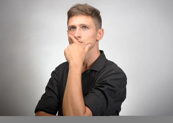 genç yakışıklı adam şüphe gri arka plan üzerinde izole