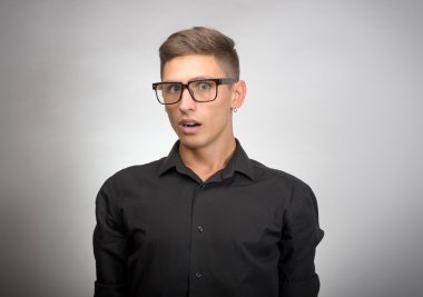 Bardaklarda şok genç bir adam portresi