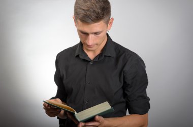 Kitap okuma adam yakın çekim