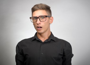Bardaklarda şok genç bir adam portresi
