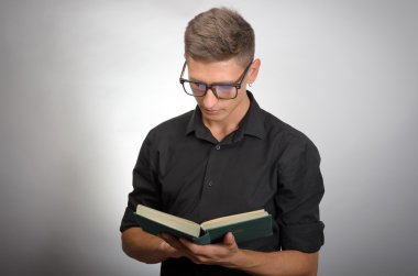 Kitap okuma adam yakın çekim