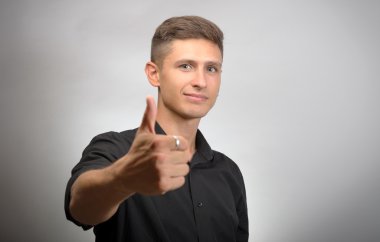 gülümseyen adam thumb gösterilen