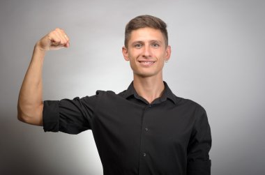 genç adam onun pazı izole gösterilen