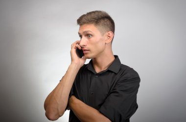 telefonla konuşan genç adam