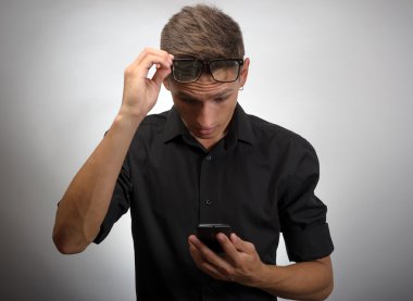 cep telefonu kafa gözlüklerle, manlooking. Miyop. Beyaz arka plan üzerinde izole.