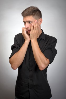 bir şeyden korkan adam