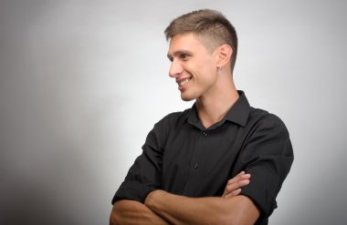 Çapraz kollu yakışıklı gülümseyen adam portresi