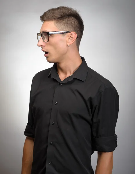 Retrato de un joven sorprendido con gafas — Foto de Stock