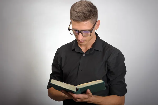 Nahaufnahme eines Mannes, der Buch liest — Stockfoto