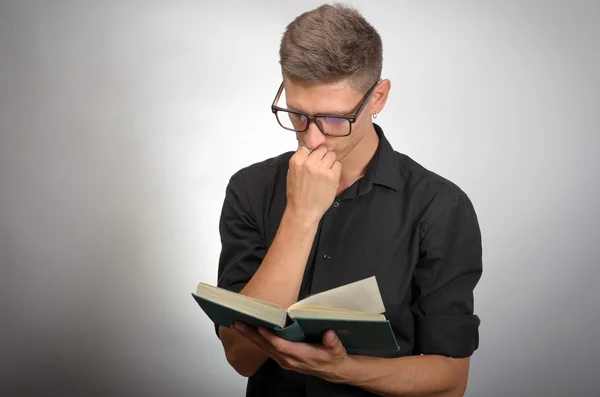 Close-up van de mens het lezen van boek — Stockfoto