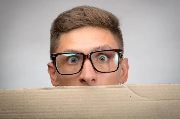 Adam gösteren boş boş beyaz billboard işareti sürpriz girmeyi başaran. 