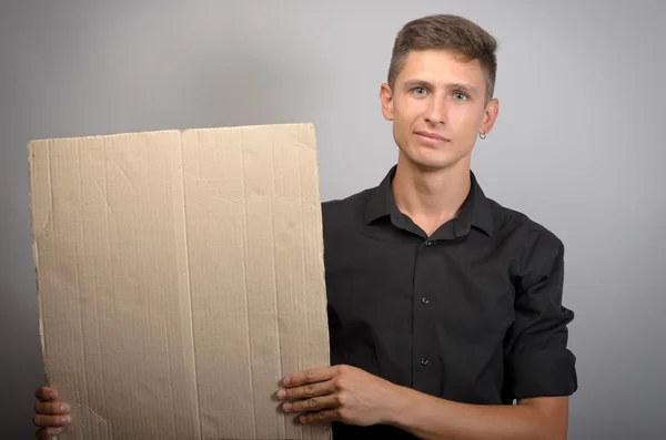 Homem segurando uma placa em branco — Fotografia de Stock