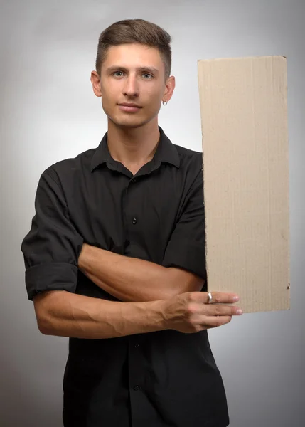 Homem segurando uma placa em branco — Fotografia de Stock