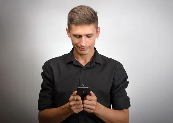 Joven hombre charlando por teléfono móvil — Foto de Stock