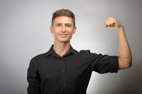 Joven mostrando sus bíceps aislados — Foto de Stock