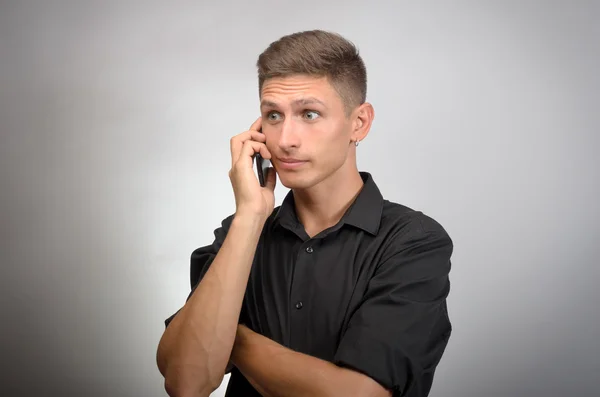 Jovem falando por telefone — Fotografia de Stock