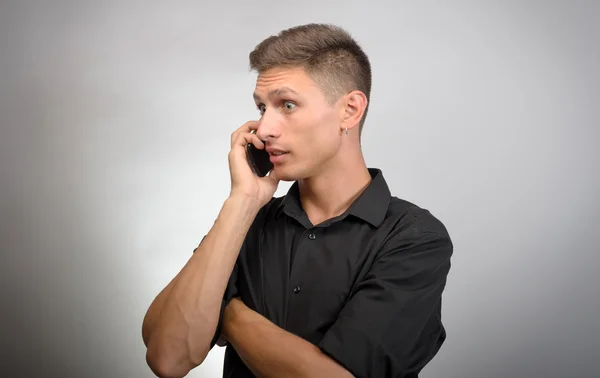 Joven hablando por teléfono — Foto de Stock