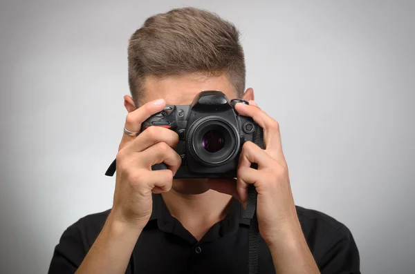 Man nemen foto met fotocamera Dslr — Stockfoto