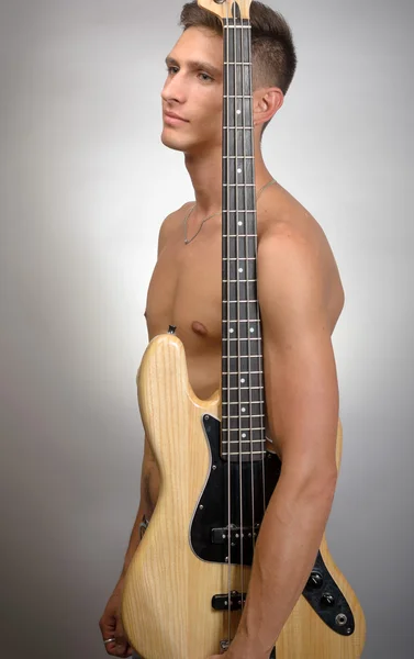 bas gitar ile çıplak adam