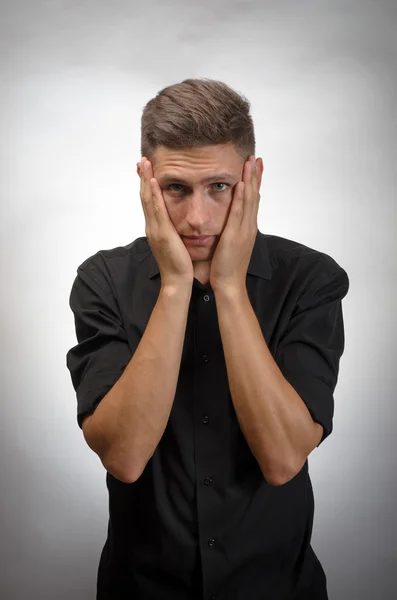 Frustrierter Geschäftsmann hält Kopf in den Händen — Stockfoto