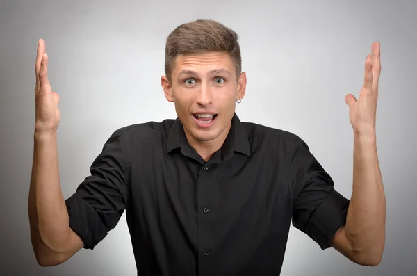 Kavrayamayan bir adam kollarını yanlara açtı.